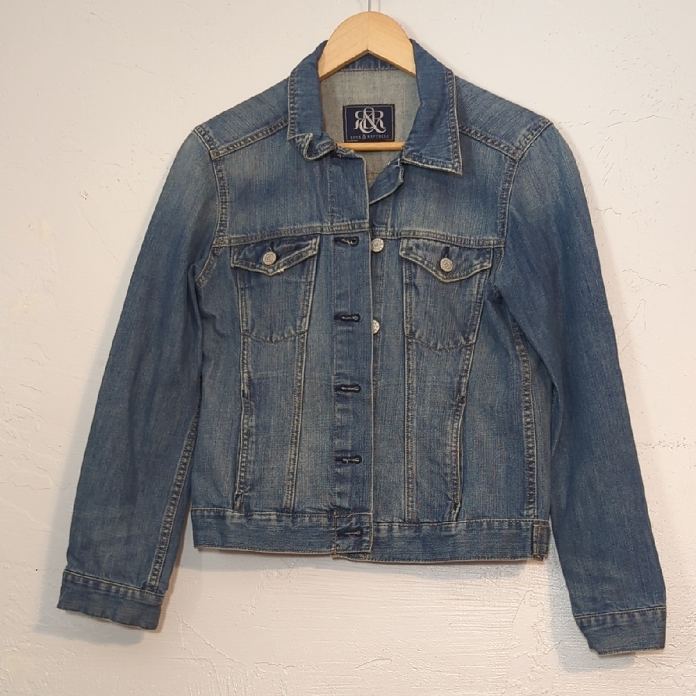 Womens Classic Blue Jean Denim Jacket Concert Indie Capsule Minimalist Fall